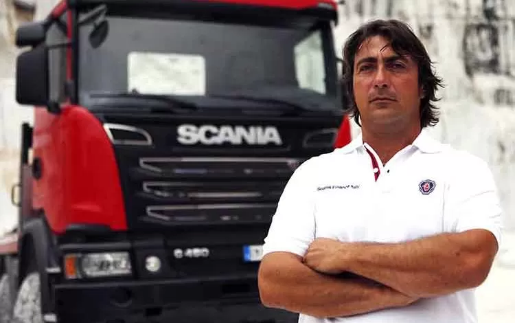 Scania G 450 8x8 livrează marmură de Carrara
