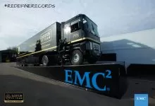 Nou record mondial la săritura în lungime cu un camion