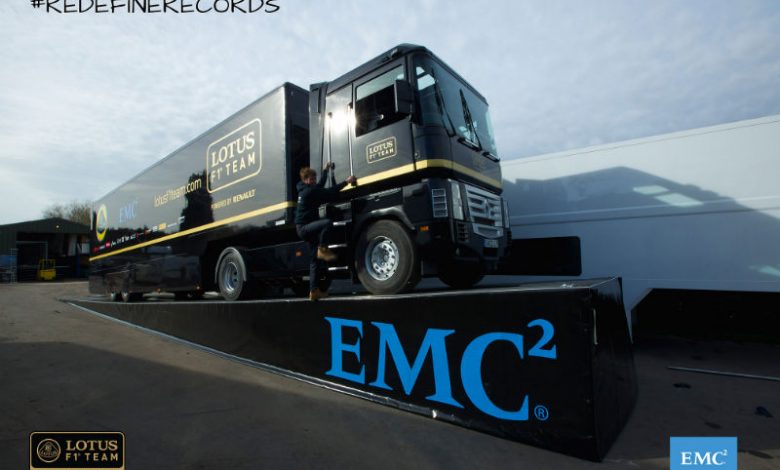 Nou record mondial la săritura în lungime cu un camion