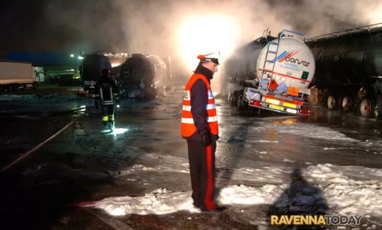 Inferno di fuoco alla Consar di Ravenna fotoservizio Argnani