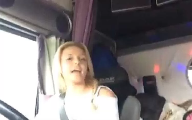 laurie canta la volan
