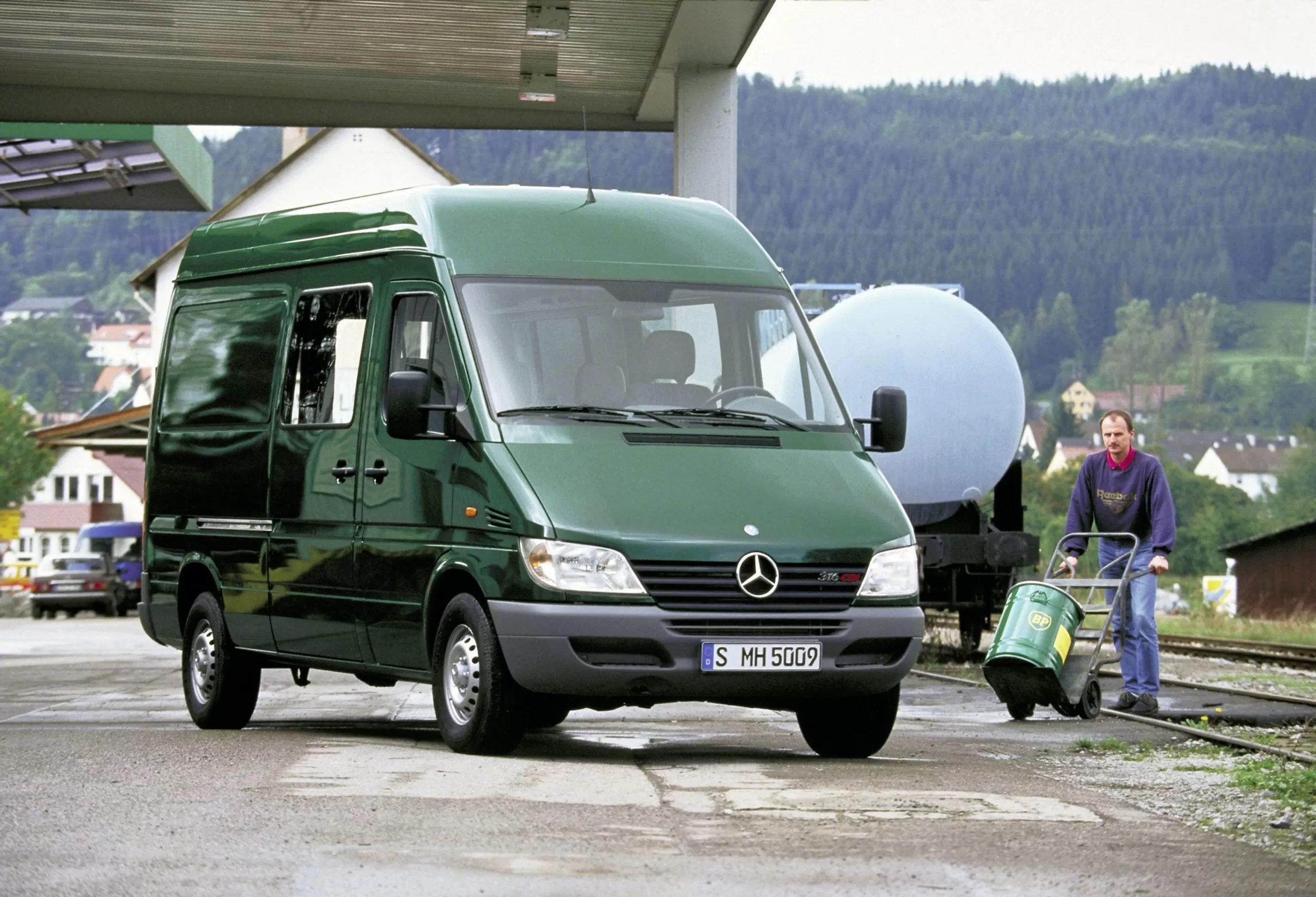 Mercedes Benz Sprinter 1 1995 2006 exterior 13 scaled
