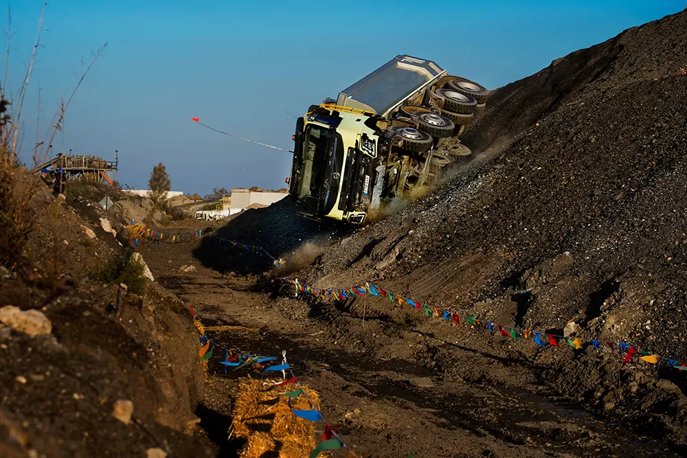 Volvo FMX testat extrem o fetiță de patru ani (VIDEO)