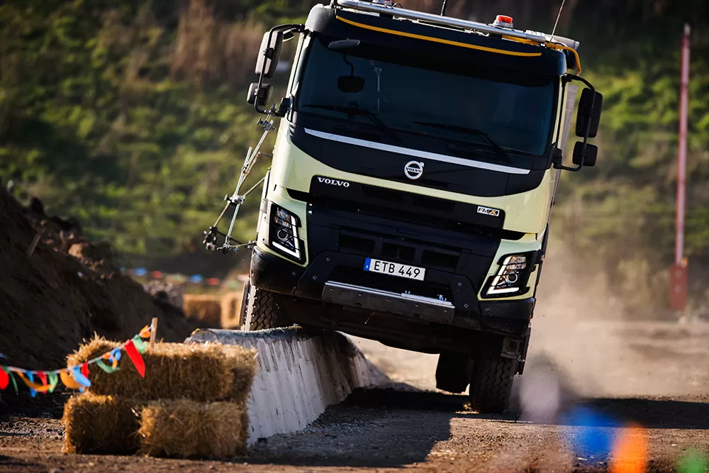 Volvo FMX testat extrem o fetiță de patru ani (VIDEO)