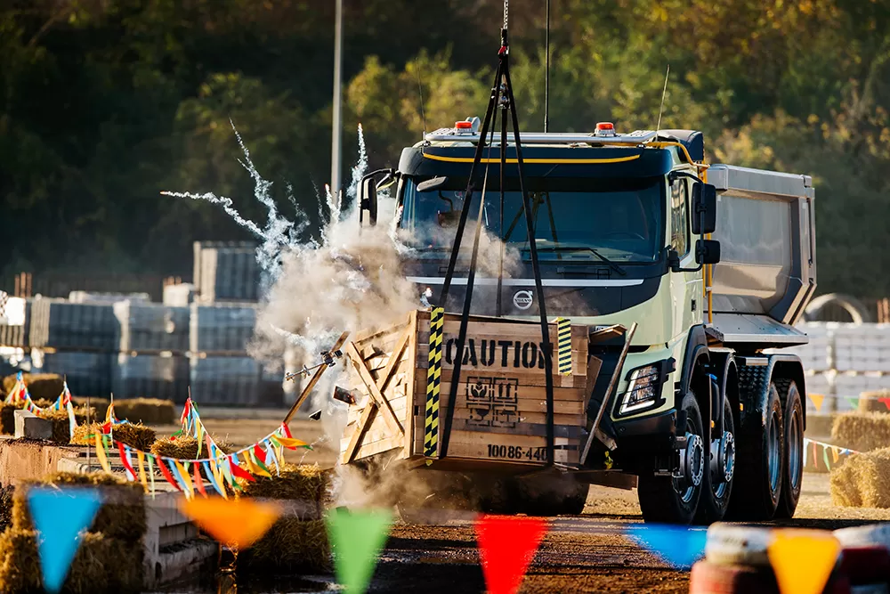 Volvo FMX testat extrem o fetiță de patru ani (VIDEO)