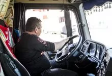 Vârsta minimă pentru obținerea permisului rămâne 21 de ani