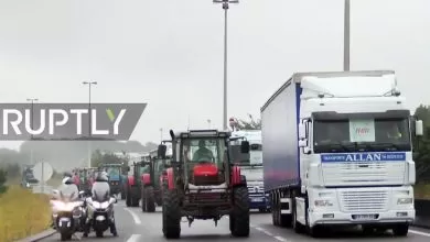 Camioanele și tractoarele au blocat autostrada spre Calais