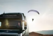 Un camion și un parapantist actori în cel mai recent film Volvo Trucks