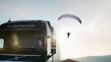 Un camion și un parapantist actori în cel mai recent film Volvo Trucks 2 Un camion și un parapantist actori în cel mai recent film Volvo Trucks