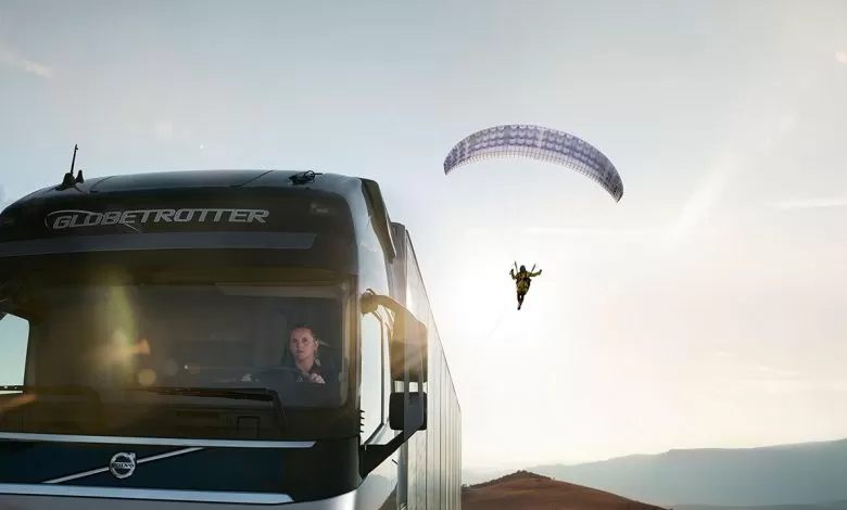 Un camion și un parapantist actori în cel mai recent film Volvo Trucks