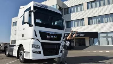 Exerciții pentru pectorali, deltroizi și tricepși folosind echipament minimal