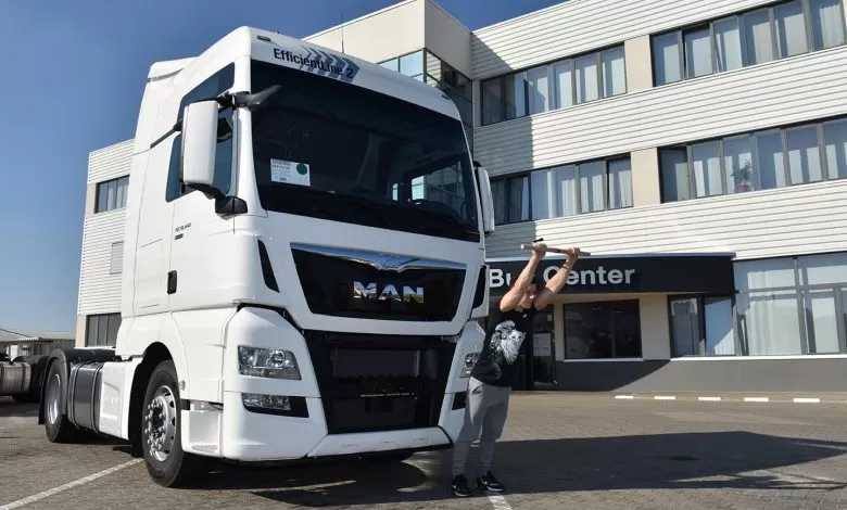 Exerciții pentru pectorali, deltroizi și tricepși folosind echipament minimal