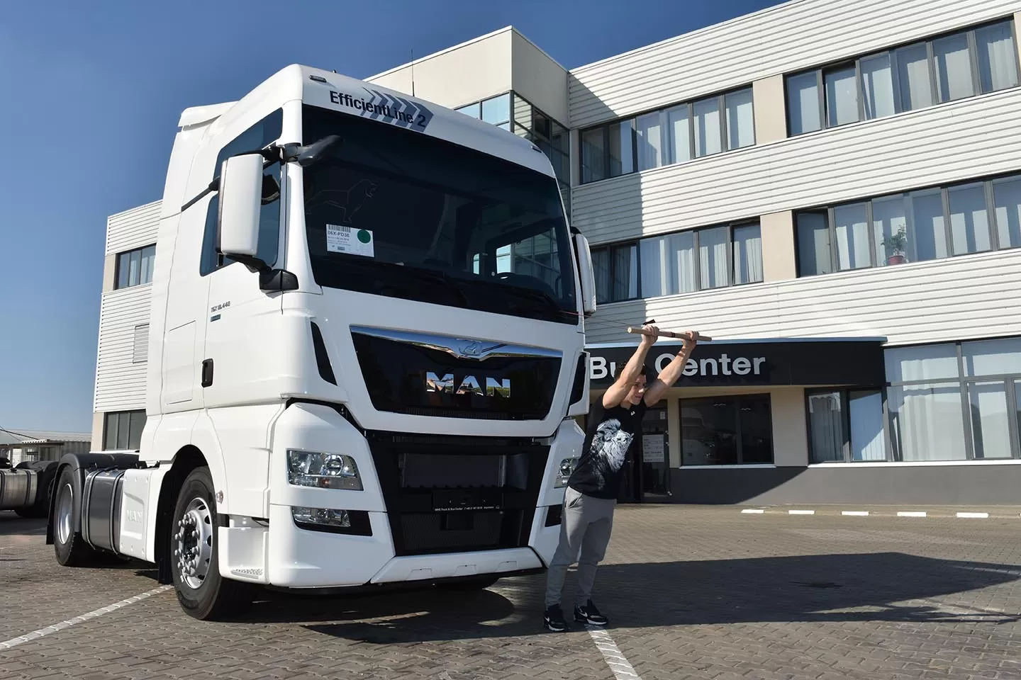 Exerciții pentru pectorali, deltroizi și tricepși folosind echipament minimal