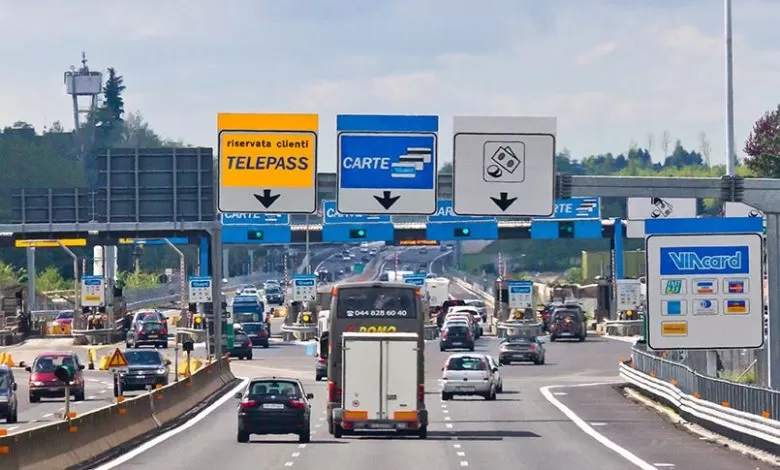 Italia. Majorări ale taxelor de autostradă cuprinse între 0.77% și 7.88% 1 Highway A9 toll station Como Grandate Italy 8973