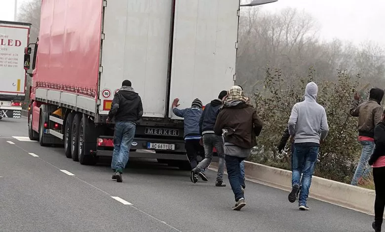 Peste 3.000 de migranți descoperiți în camioanele de la Calais