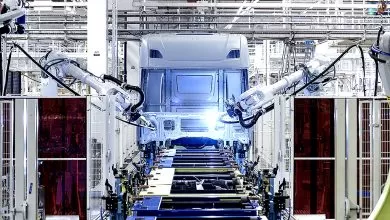 Roboții și oamenii fac echipă în noua fabrică de cabine Scania