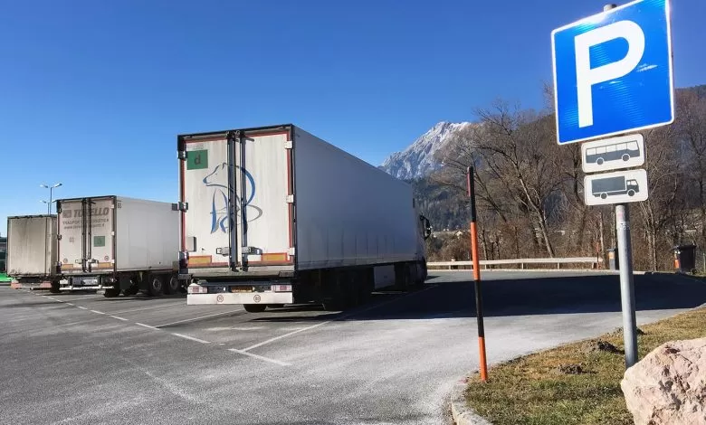 Închiderea parcărilor de camioane noaptea nu rezolvă criza migranților