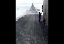 Pilotul unui elicopter militar rătăcit cere ajutorul unui camionagiu