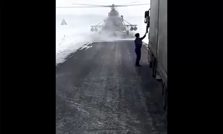 Pilotul unui elicopter militar rătăcit cere ajutorul unui camionagiu 1 sofer de camion pilot de elicopter
