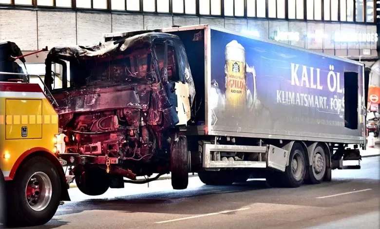 Poliția suedeză a descoperit o bombă artizanală în camion ul utilizat în atacul din Stockholm