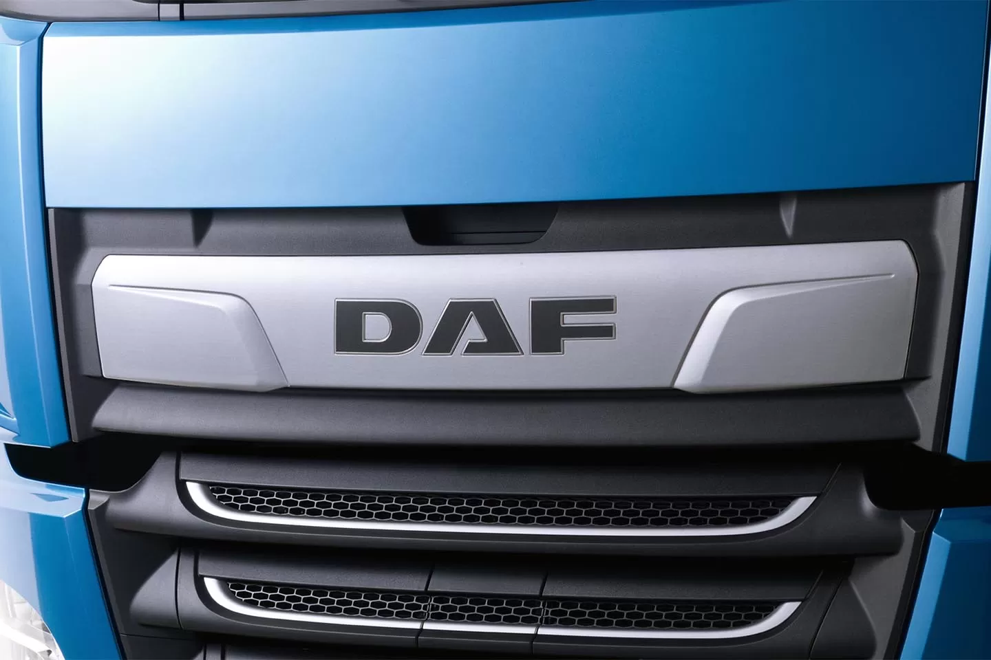 DAF Trucks a lansat noua generație de camioane DAF XF și DAF CF 7 11 2017 New DAF CF new logo plate