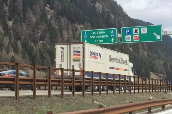 Autobrennero vrea să extindă la 24 ore interdicția de depășire pentru camioane