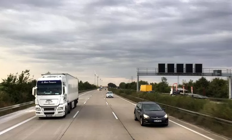 Acoperă sau nu camioanele impactul asupra mediului și societății?