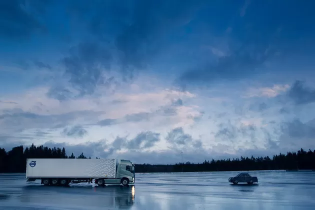 Cum modelează Volvo Trucks siguranța activă a camioanelor viitorului