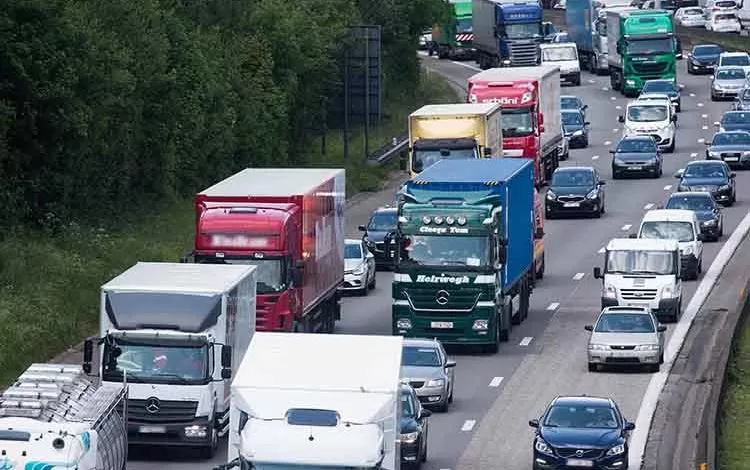 Franța nu renunță la ecotaxa pentru vehicule comerciale grele