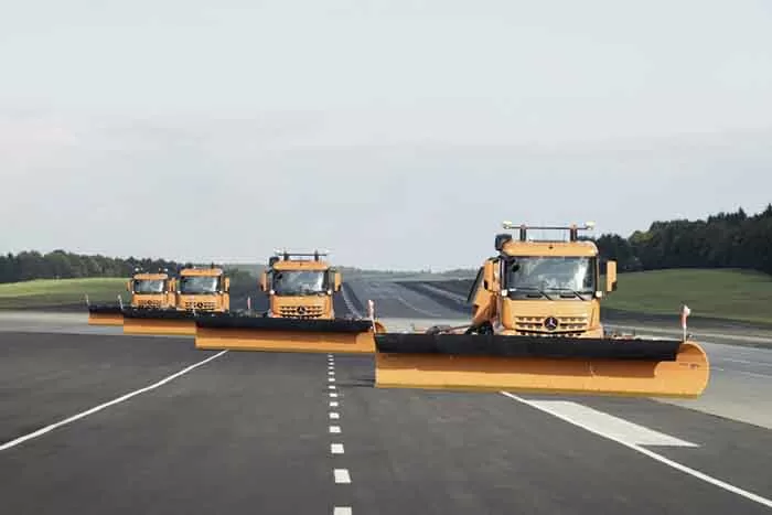Camioane autonome Mercedes-Benz Arocs pentru operațiuni de deszăpezire