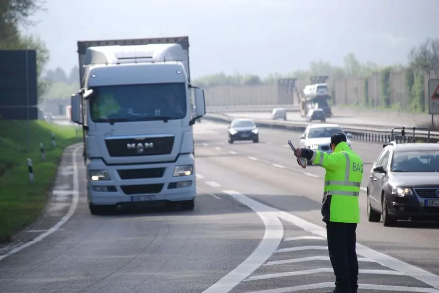 Șofer de camion român prins cu tahograf manipulat în Germania 1 Șofer de camion român prins cu tahograf manipulat în Germania