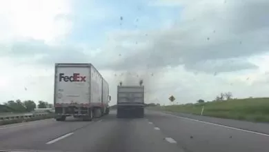 Camion Peterbilt umilește un șofer de Honda pe autostradă în SUA (VIDEO)