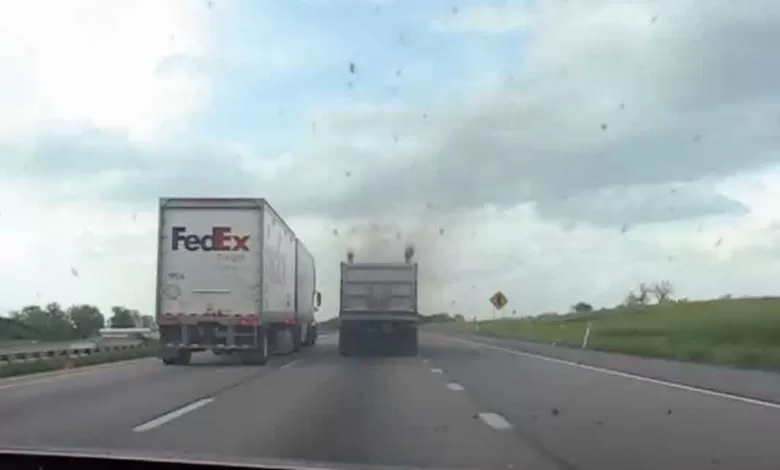 Camion Peterbilt umilește un șofer de Honda pe autostradă în SUA (VIDEO)
