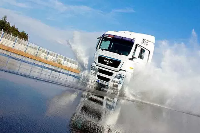 Cum să reacționezi în caz de acvaplanare