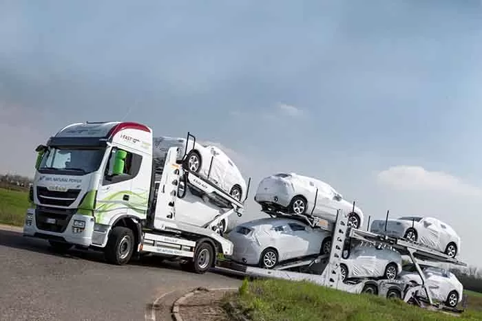 Stralis NP cu suprastructură ROLFO utilizat în transportul de vehicule finite