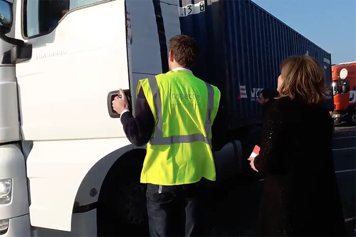 Ministrul transporturilor din Olanda a împărțit pliante de informare șoferilor