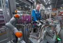 Automatizări inovatoare şi sisteme flexibile de asistenţă din fabricile BMW