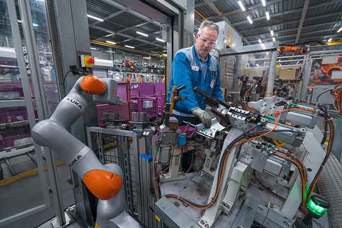 Automatizări inovatoare şi sisteme flexibile de asistenţă din fabricile BMW
