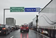 Protest al șoferilor de camion față de timpii de așteptare uriași la Nadlac II 10 În semn de protest față de timpii de așteptare uriași în punctul de frontieră Nadlac II, șoferii de camion au blocat ambele benzi ale autostrăzii A1 de pe sensul de ieșire din țară.