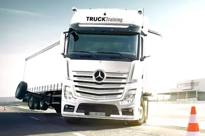 Mercedes-Benz DriverTraining devine Mercedes-Benz TRUCKTraining 1 Mercedes-Benz DriverTraining devine Mercedes-Benz TRUCKTraining