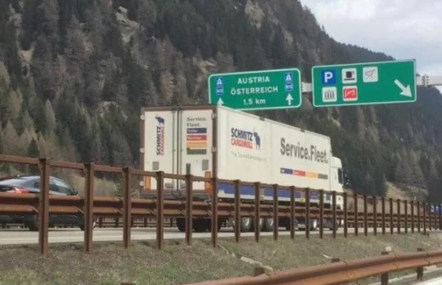 Limitarea tranzitului camioanelor a generat din nou cozi kilometrice în pasul Brenner