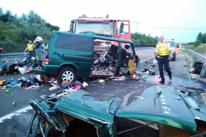 Microbuz înmatriculat în România implicat într-un grav accident de circulație în Ungaria 1 Microbuz înmatriculat în România implicat într-un grav accident de circulație în Ungaria