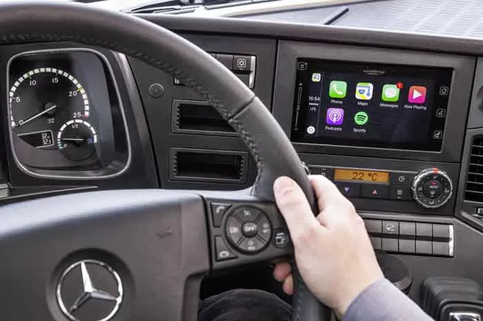 Apple CarPlay și MirrorLink disponibile pe camioanele Mercedes-Benz