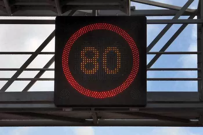 Va suspenda Franța legea care reduce limita de viteză la 80 km/h pe drumurile secundare?