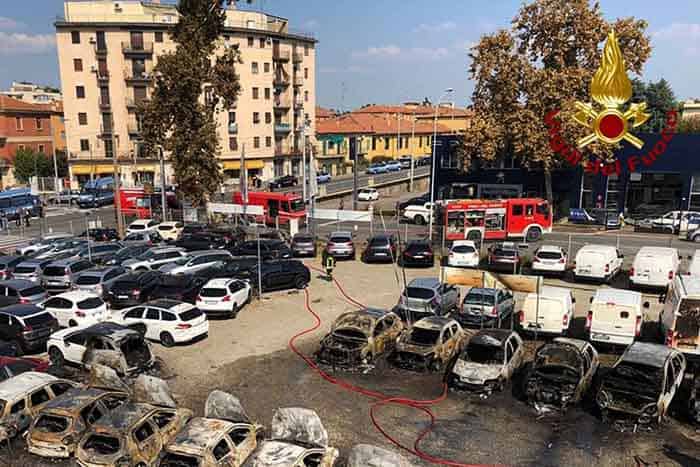 Tragedia de la Bologna lasă în urmă mai multe semne de întrebare 3 Tragedia de la Bologna, în care o cisternă încărcată cu gaz a explodat în urma impactului violent cu un alt camion staționat în trafic, lasă în urmă multe întrebări.