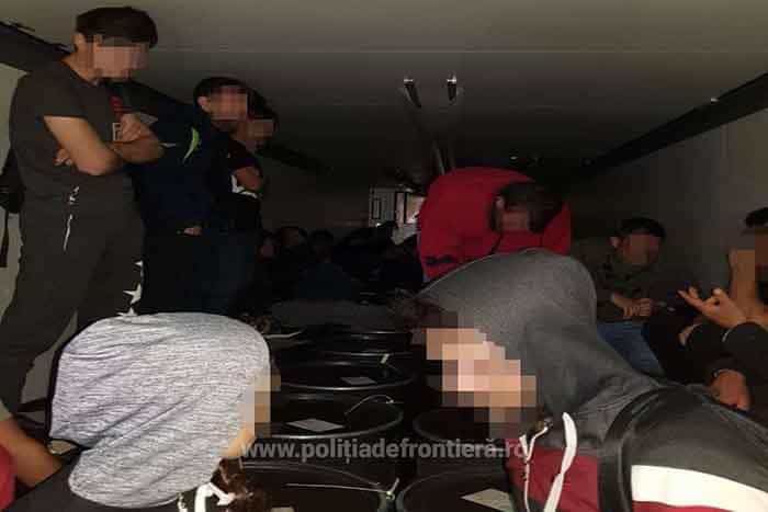 53 de cetățeni străini depistaţi ascunşi într-un camion frigo la Nădlac 3 53 de cetățeni străini depistaţi ascunşi într-un camion frigo la Nădlac