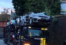 Mai multe automobile Range Rover “decapotate” într-un pod feroviar din Perth