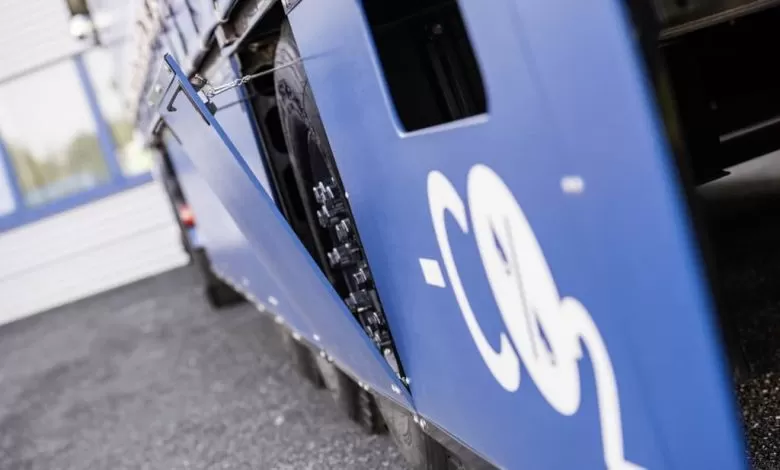 Emisiile de CO2 ale camioanelor și autocarelor trebuiesc reduse cu 35% până în 2030