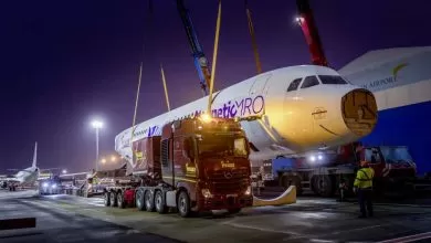 Un Airbus A320 transportat rutier cu un remorcher Actros 4163 SLT