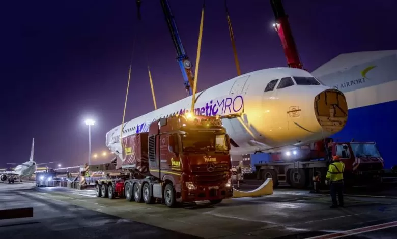 Un Airbus A320 transportat rutier cu un remorcher Actros 4163 SLT